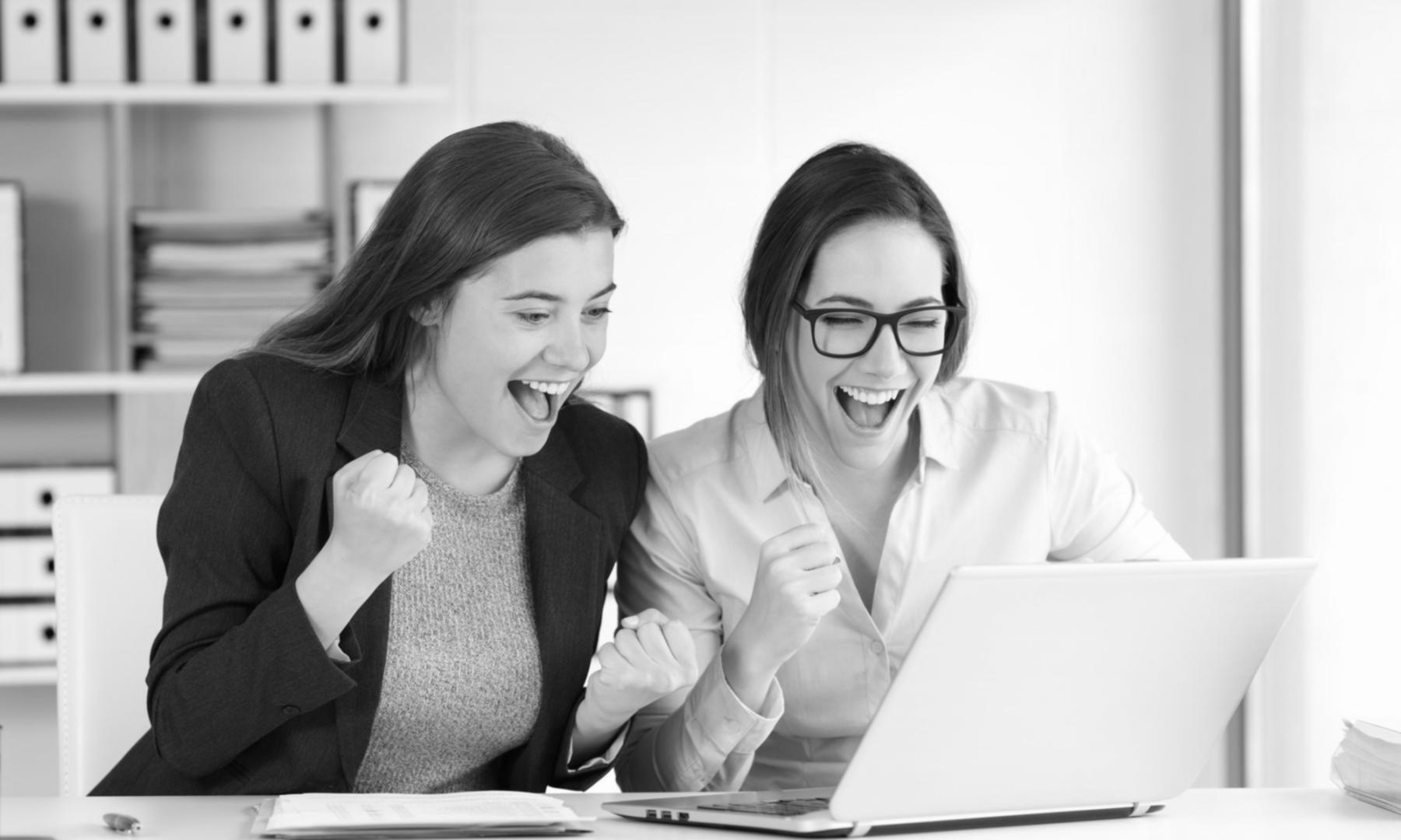 Programmierer analysiert Sicherheitscode an mehreren Monitoren